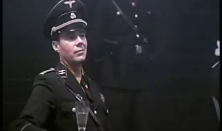 Dziewczynka z nową zabawką. strona pron